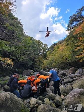 지난 29일 오후 1시16분쯤 한라산 어리목 주차장 인근 계곡에서 추락한 30대 남성이 구조되고 있다.&#40;제주소방안전본부 제공&#41;2024.10.30/뉴스1