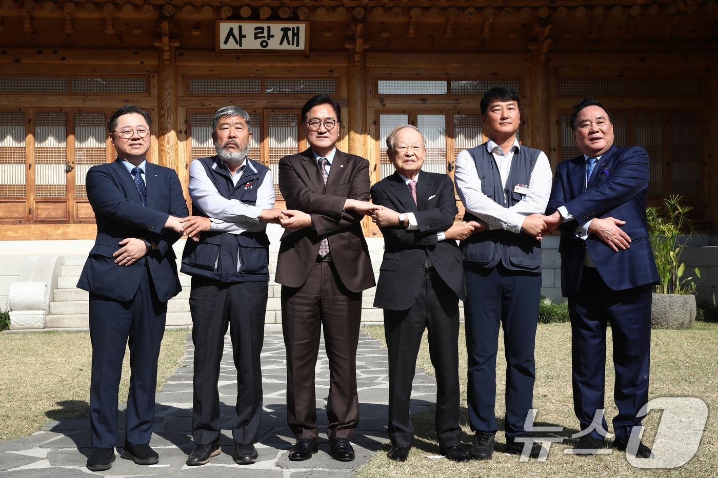 우원식 국회의장이 30일 서울 여의도 국회 사랑재에서 열린 국회의 사회적 대화를 위한 국회의장-노사 5단체 대표 오찬 간담회에서 참석자들과 기념촬영을 하고 있다. 왼쪽부터 박일준 대한상공회의소 상근부회장, 김동명 한국노총위원장, 우 의장, 손경식 한국경영자총협회장, 양경수 민주노총위원장, 배조웅 중소기업중앙회 수석부회장. 2024.10.30/뉴스1 ⓒ News1 이광호 기자