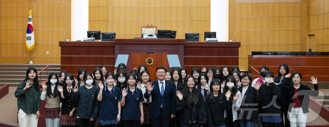 30일 전북자치도 본회의장에서 전주 유일여자고등학교 학생들이 참여한 제5회 청소년 모의의회가 열렸다.&#40;의회제공&#41;2024.10.30/뉴스1