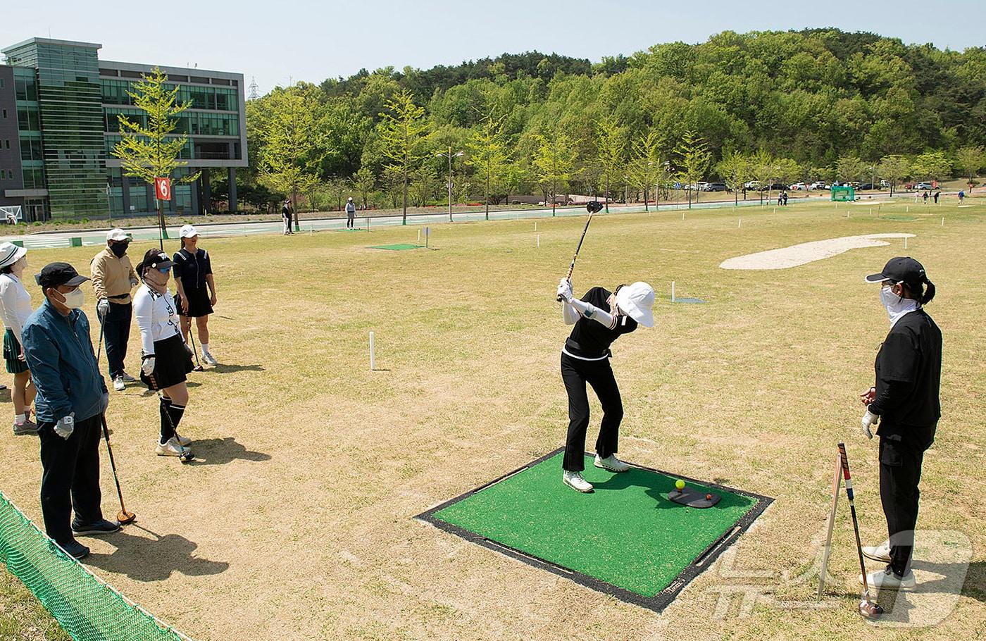 영진전문대 파크골프경영과 학생들이 교내 실외 실습장에서 수업에 참여한 모습. &#40;영진전문대 제공&#41;