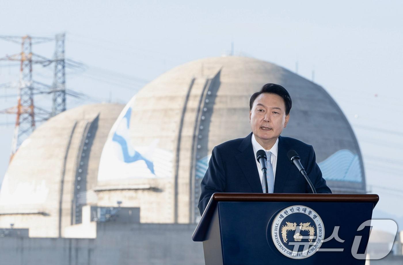 윤석열 대통령이 30일 경북 울진군 한국수력원자력 한울원자력본부에서 열린 &#39;신한울 원전 1·2호기 종합준공 및 3·4호기 착공식&#39;에서 축사를 하고 있다. &#40;대통령실 제공&#41; 2024.10.30/뉴스1 ⓒ News1 송원영 기자