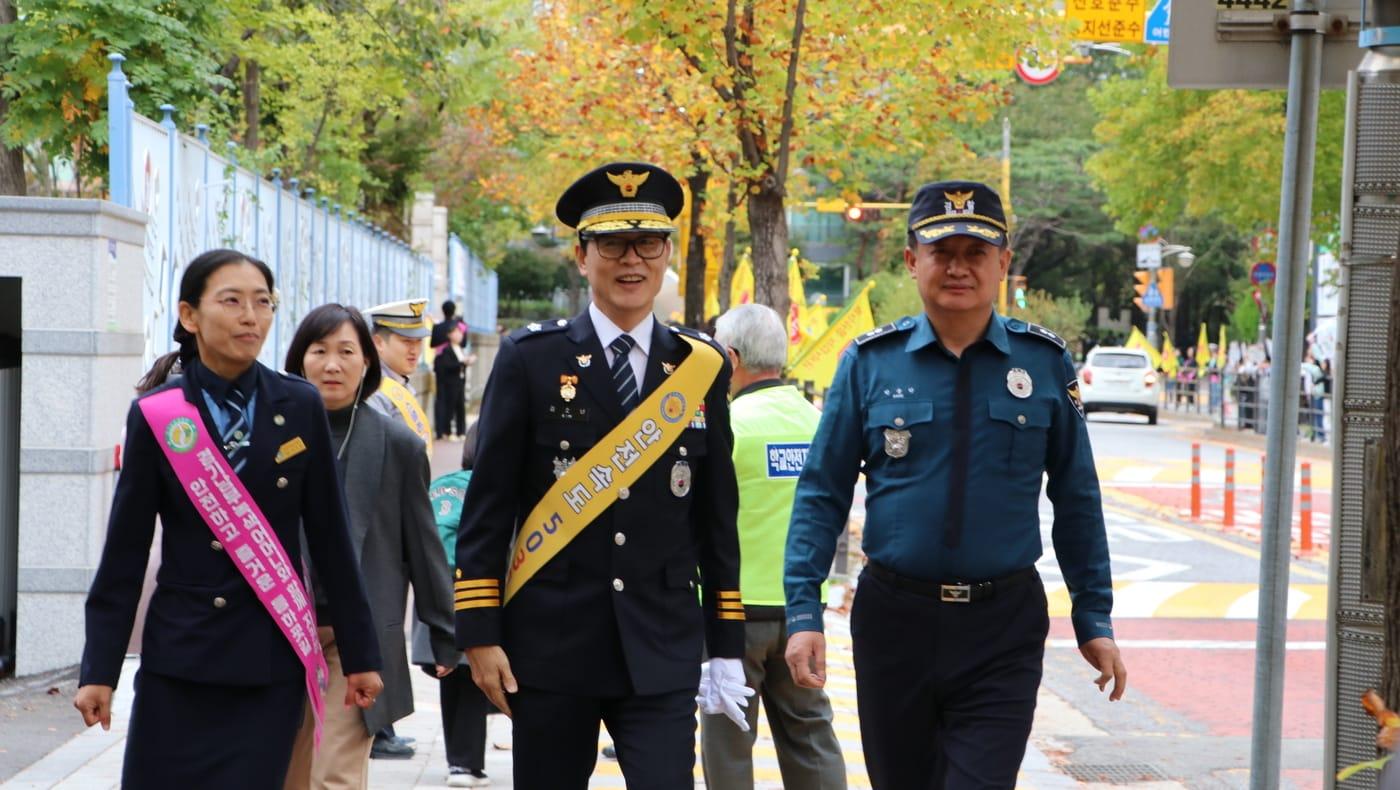 김소년 경기 수원남부경찰서장&#40;사진 가운데&#41;이 최근 영통구 매탄동 매현초등학교에서 &#39;스쿨존 사망사고 예방&#39; 교통 안전 캠페인을 진행하고 있다. &#40;수원남부경찰서 제공&#41; 2024.10.30/뉴스1