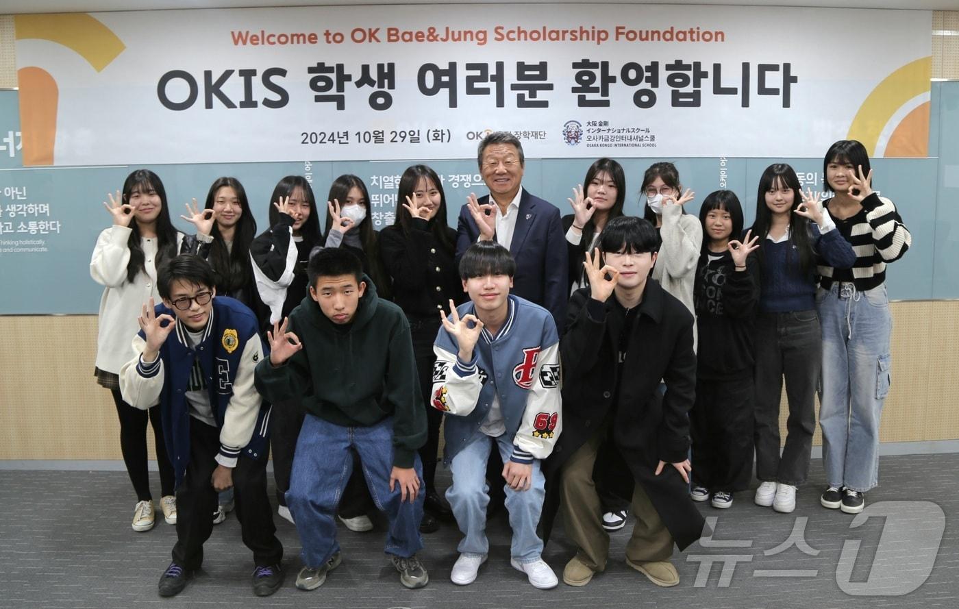 국내서 단기유학 중인 OKIS&#40;Osaka Kongo International School·OKIS, 금강학교&#41; 학생들이 지난 29일 최윤 OK금융그룹 회장&#40;겸 금강학교 이사장&#41;과 기념촬영을 하고 있는 모습. 사진은 OK금융그룹 제공.