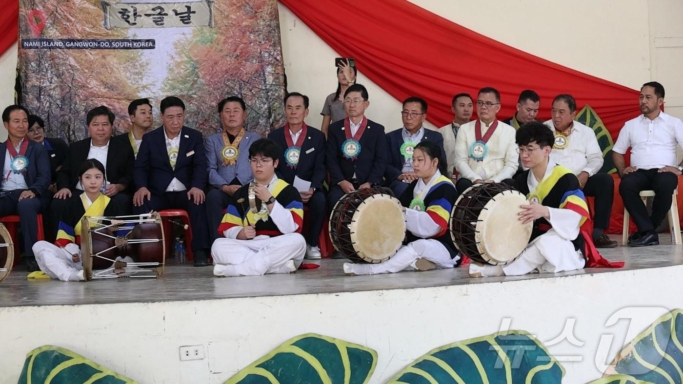 영동군 심천중 학생들이 필리핀 두마게티시 국립고등학교에서 전통 사물놀이 공연을 선보이고 있다. &#40;영동군 제공&#41; /뉴스1