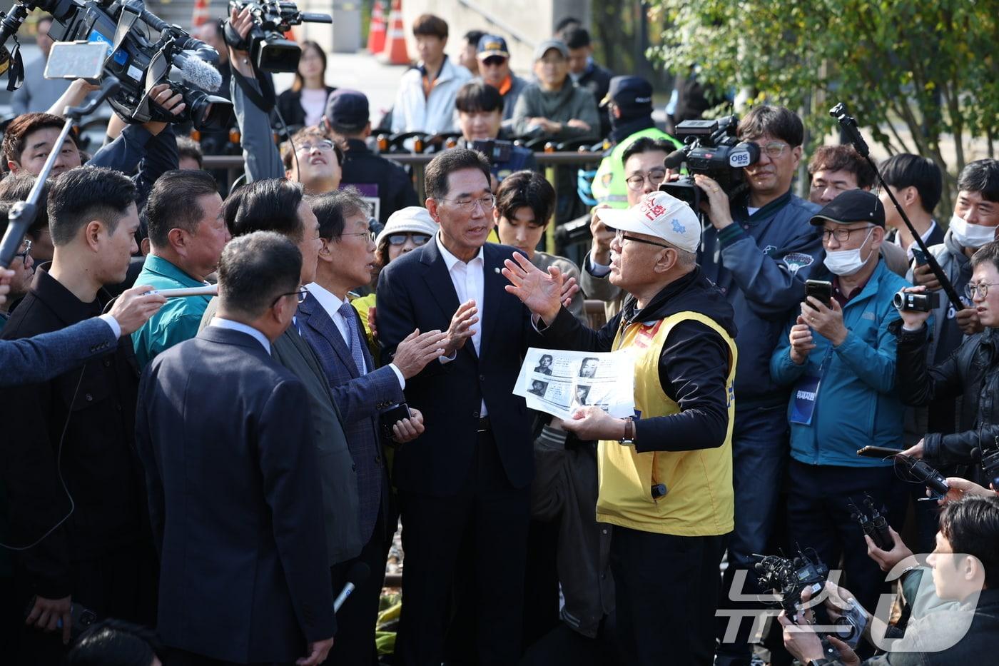 최성룡 납북자피해가족연합회 대표가 31일 오전 경기도 파주시 임진각 내 6·25전쟁납북자기념관 앞에서 대북 전단 살포를 시도하던 중 김경일 파주시장 및 민주당 의원들과 대화하고 있다. 2024.10.31/뉴스1 ⓒ News1 이재명 기자