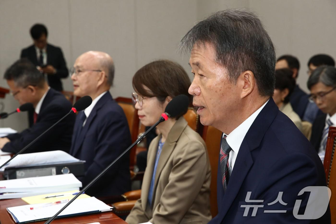 김용원 국가인권위원회 상임위원이 31일 오전 서울 여의도 국회에서 열린 운영위원회의 국가인권위원회, 국회사무처 등에 대한 종합 국정감사에 출석해 박찬대 위원장의 질의에 답하고 있다. 2024.10.31/뉴스1 ⓒ News1 이광호 기자