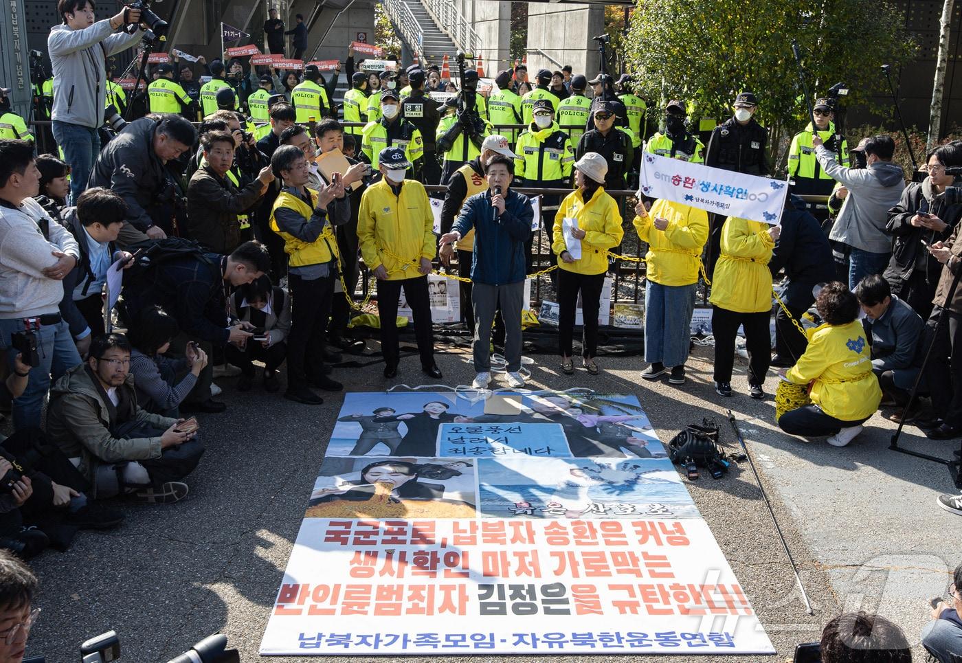 박상학 자유북한운동연합 대표가 31일 오전 경기도 파주시 임진각 내 6·25전쟁납북자기념관 앞에서 납북자피해가족연합회 주최로 열린 대북 전단 살포 행사에서 규탄 발언을 하고 있다. 2024.10.31/뉴스1 ⓒ News1 이재명 기자