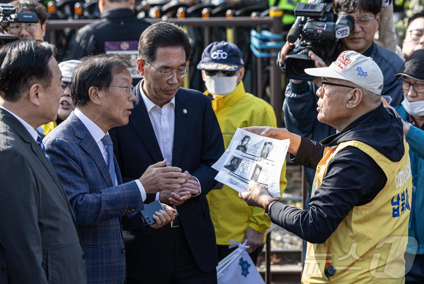 최성룡 납북자피해가족연합회 대표가 지난달 31일 오전 경기도 파주시 임진각 내 6·25전쟁납북자기념관 앞에서 대북 전단 살포를 시도하던 중 김경일 파주시장을 비롯한 민주당 의원들과 대화하고 있다. 2024.10.31/뉴스1 ⓒ News1 이재명 기자