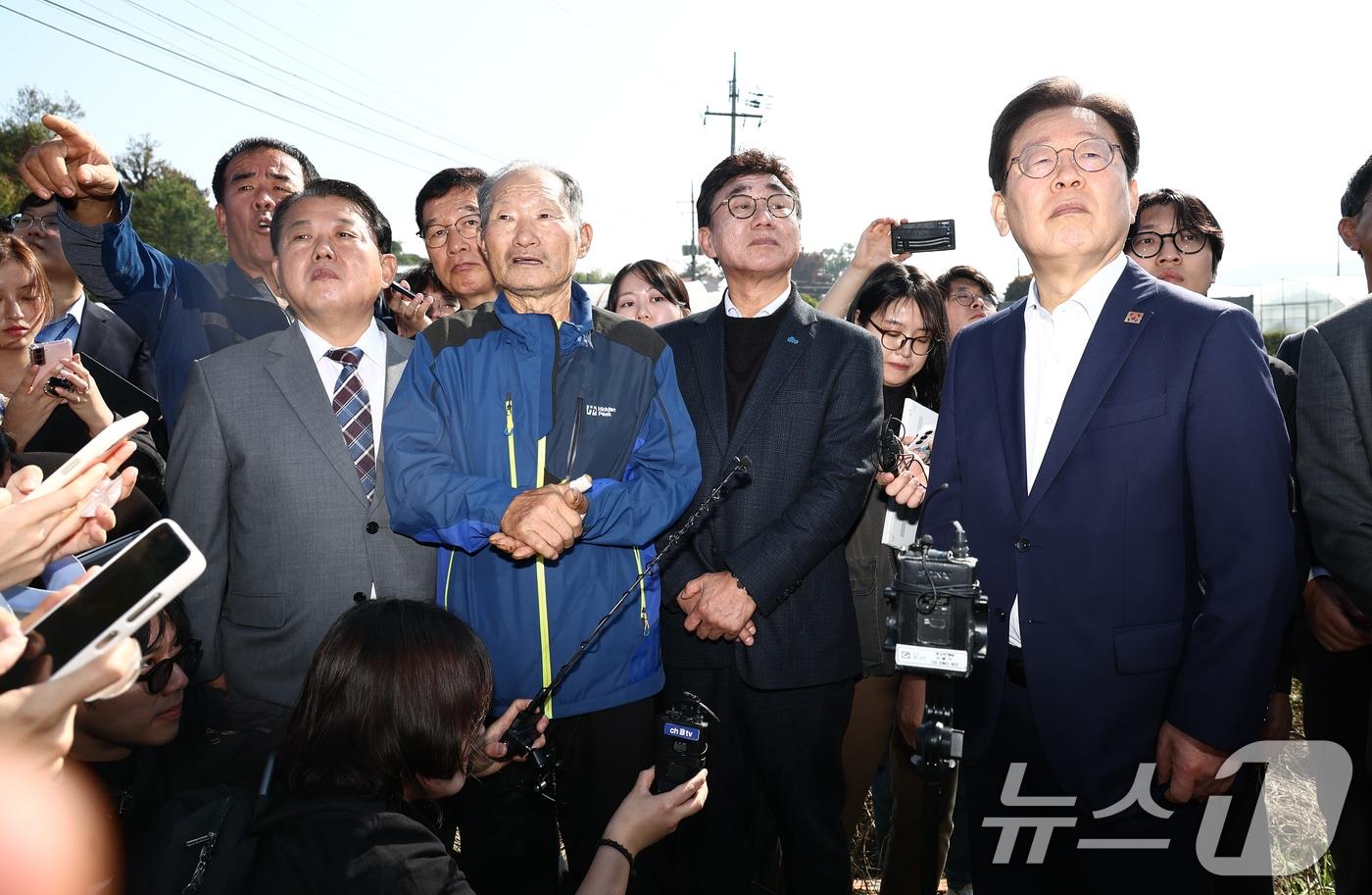 이재명 더불어민주당 대표가 31일 오전 북한의 대남방송으로 소음 피해를 보고 있는 인천 강화군 당산리마을을 방문, 마을 주민으로부터 피해 상황을 듣고 있다. 2024.10.31/뉴스1 ⓒ News1 김민지 기자