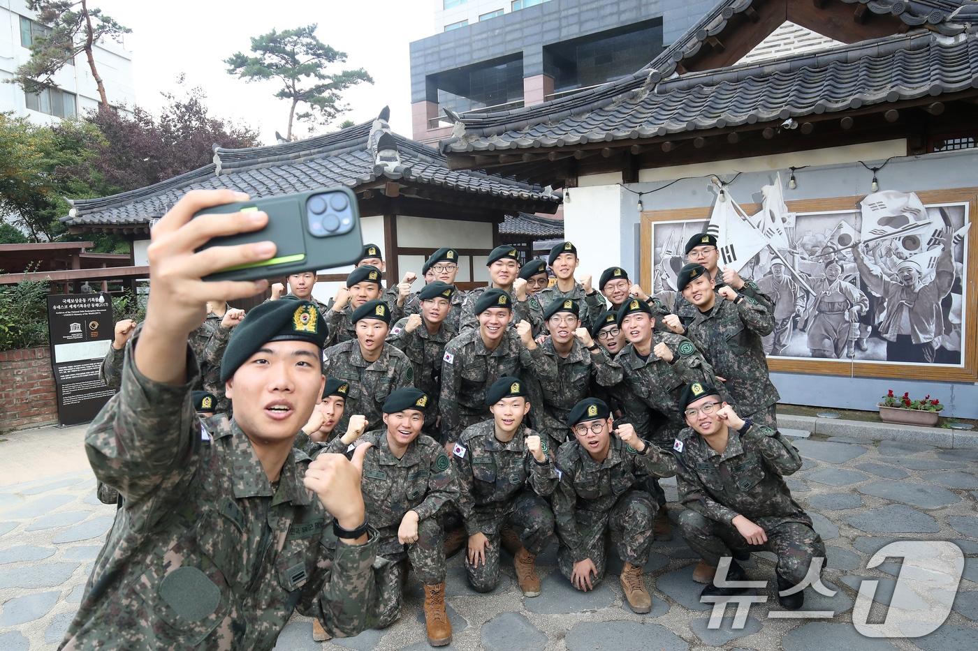 육군 50사단 팔공산여단 장병들이 31일 오전 대구 중구 근대문화골목 투어에 나서 민족운동가 서상돈 선생 고택 앞에서 기념사진을 찍고 있다. 2024.10.31/뉴스1 ⓒ News1 공정식 기자