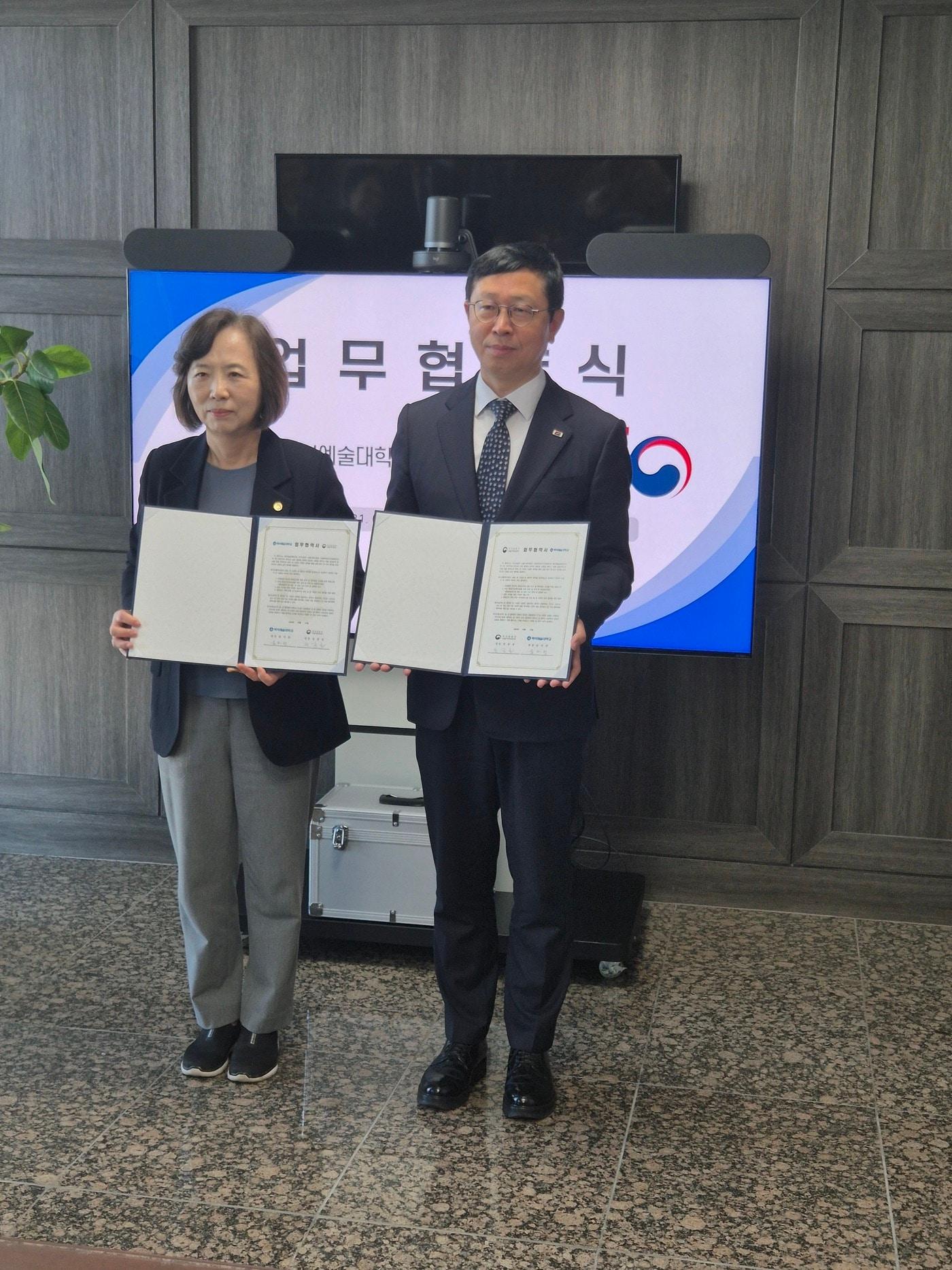 전종호 서울지방보훈청장과 윤미란 백석예술대학교 총장이 31일 제대군인 예우문화 확산을 위한 업무협약을 체결한 뒤 기념촬영을 하고 있다.&#40;서울지방보훈청 제공&#41;