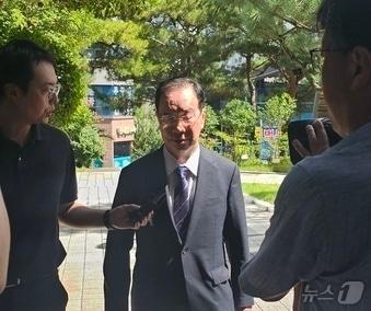 하영제 전 국회의원이 지난 8월29일 자신의 정치자금법 위반 등 혐의 선고 공판에 출석하기 위해 창원지방법원 진주지원에 들어서고 있다. 2024.8.29/뉴스1 한송학기자