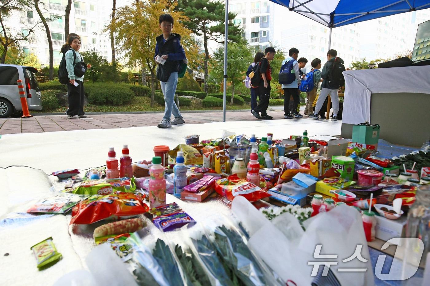 31일 광주 북구의 한 아파트 단지에 후진 청소차량에 치어 숨진 A 양&#40;7&#41;을 추모하는 의미의 국화가 놓여 있다. 2024.10.31/뉴스1 ⓒ News1 박지현 기자