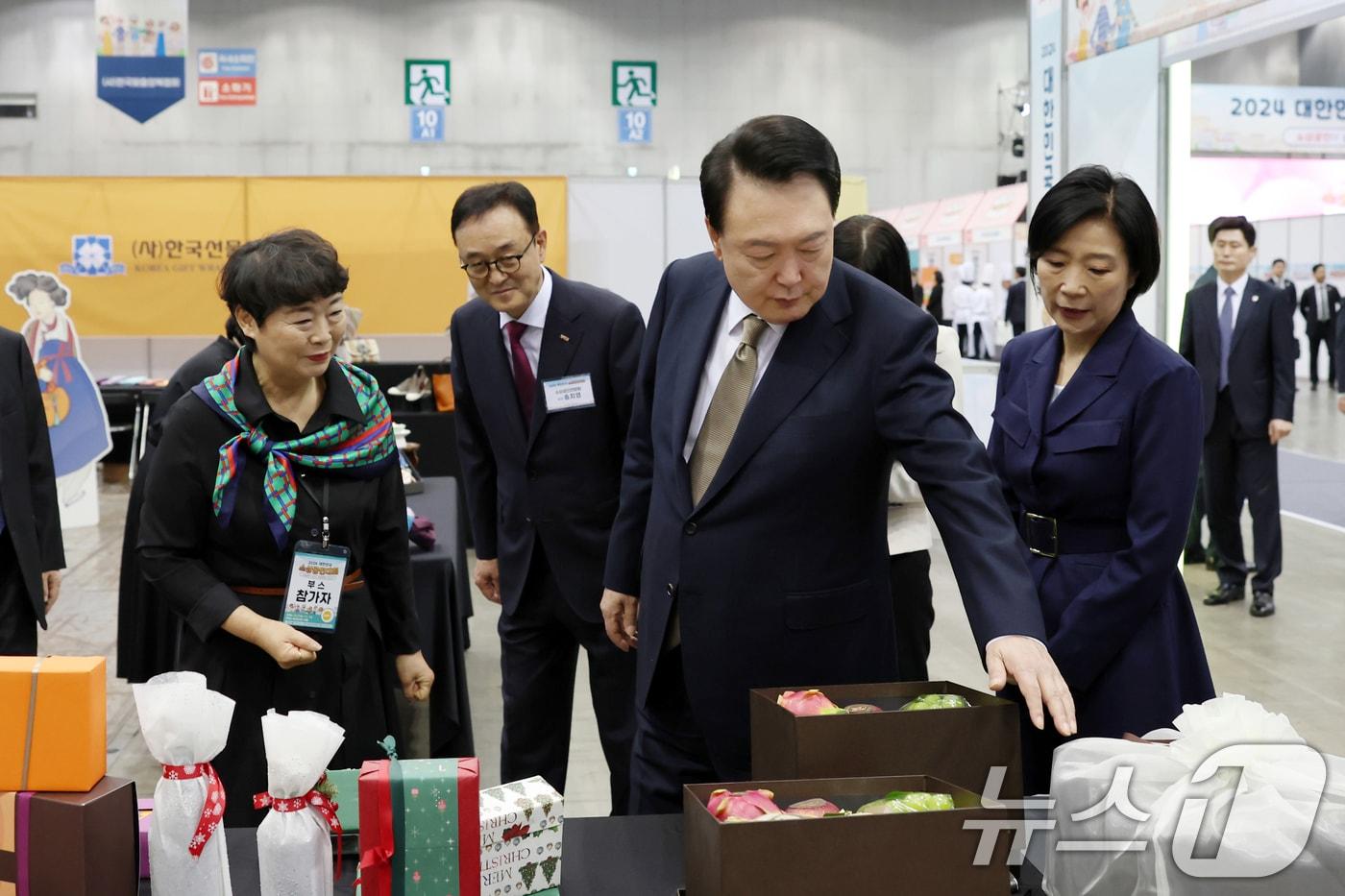 윤석열 대통령이 지난 31일 경기도 고양시 킨텍스에서 열린 &#39;2024 소상공인대회&#39;에서 전시 부스를 참관하고 있다. &#40;대통령실 제공&#41; 2024.10.31/뉴스1 ⓒ News1 송원영 기자