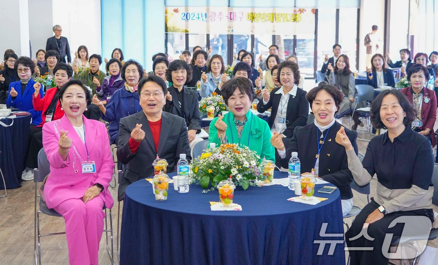 강기정 광주시장이 31일 북구 광주비엔날레 거시기홀에서 열린 광주여성단체협의회 주관 &#39;광주·대구 달빛동맹 교류 행사&#39;에 참석해 정진희 광주여성단체협의회장, 한명아 대구여성단체협의회장, 홍준표 대구시장의 부인 이순삼 여사 등 회원들과 기념촬영을 하고 있다.&#40;광주시 제공&#41;2024.10.31/뉴스1