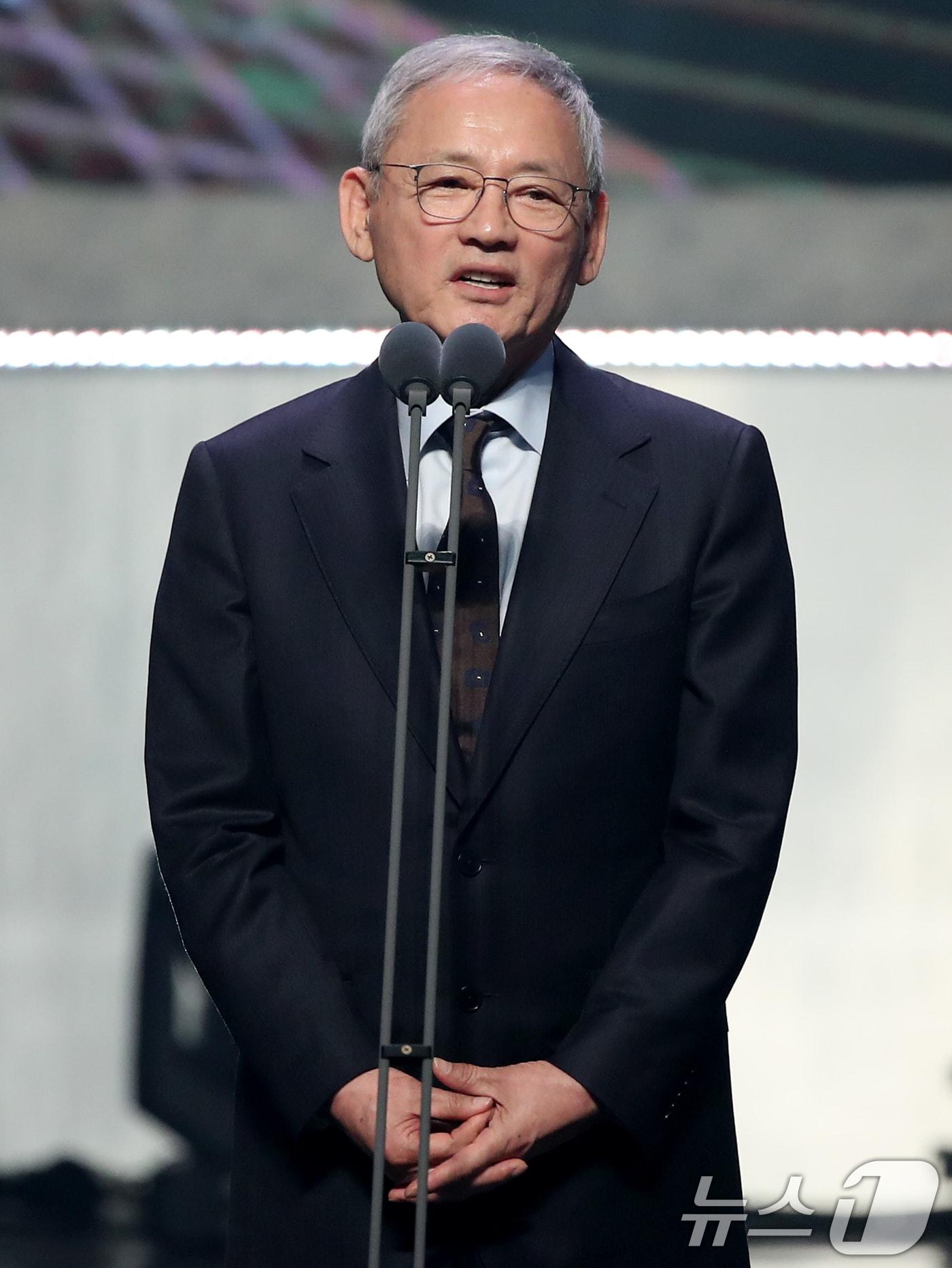 유인촌 문화체육관광부 장관이 31일 서울 중구 국립극장 해오름극장에서 열린 &#39;2024 대한민국 대중문화예술상&#39; 시상식에 참석해 포즈를 취하고 있다. 2024.10.31/뉴스1 ⓒ News1 권현진 기자