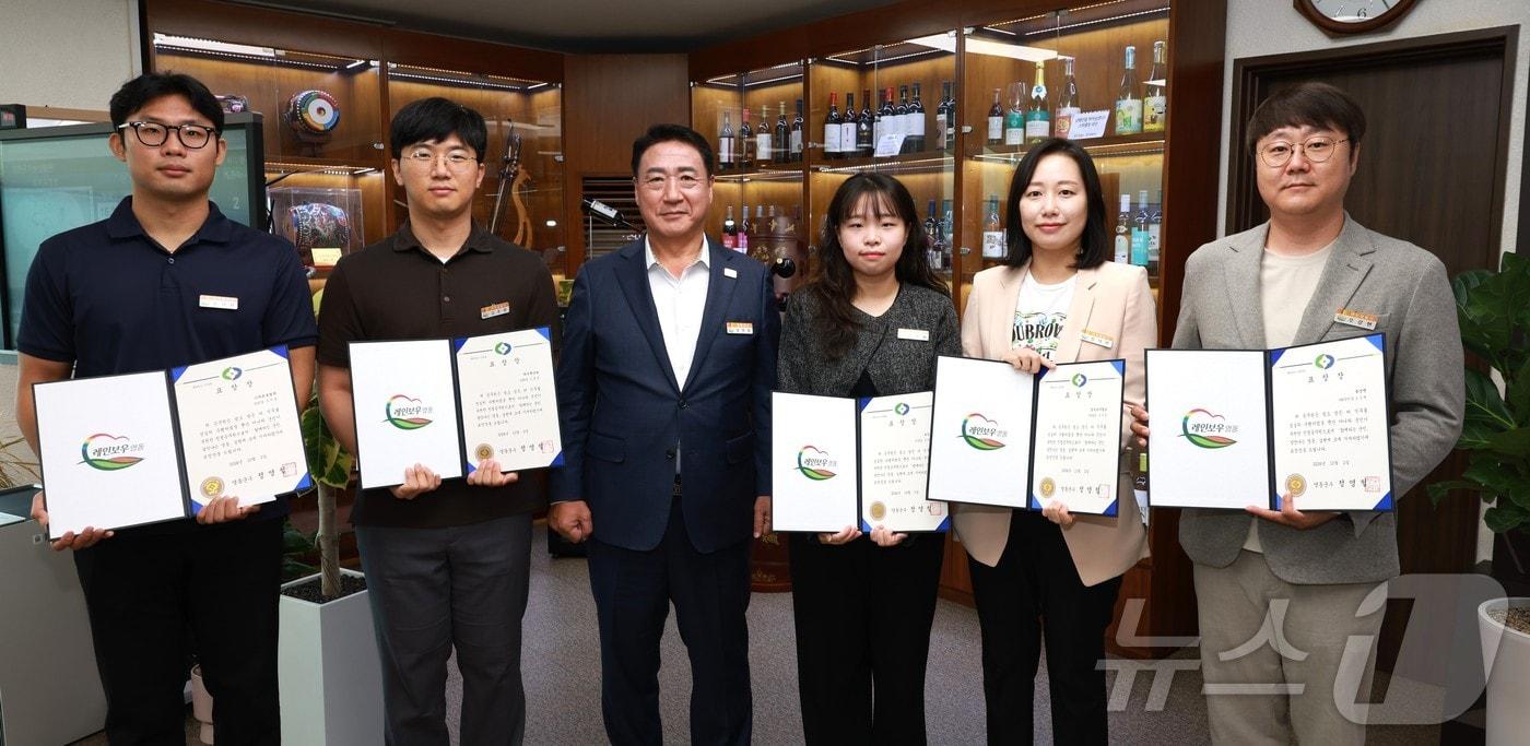 영동군 3분기 친절공무원 시상식&#40;영동군 제공&#41; /뉴스1 