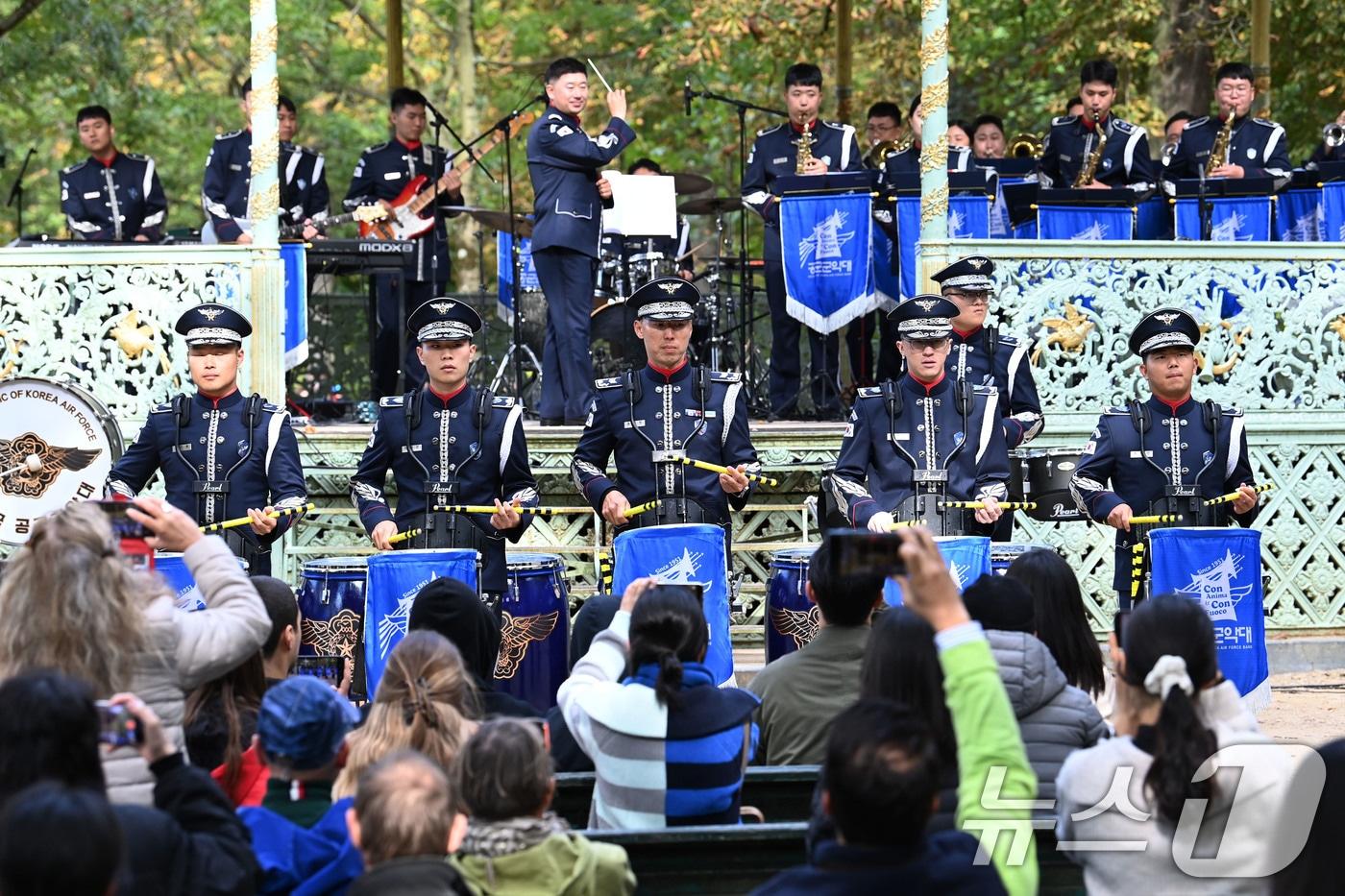 공군군악대가 3일&#40;현지시각&#41; 벨기에 브뤼셀 공원에서 현지 교민과 시민들에게 타악기 퍼포먼스를 보여주고 있다. &#40;공군 제공&#41; 2024.10.4/뉴스1