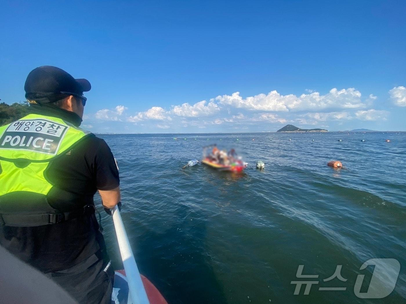 군산해경이 지난달 28일 군산 십이동파도 인근 해상에서 레저보트&#40;30마력, 승선원 2명&#41;가 추진기가 손상 됐다는 신고를 접수하고 안전 상태를 점검하고 있다.&#40;군산해경 제공&#41; 2024.10.4/뉴스1