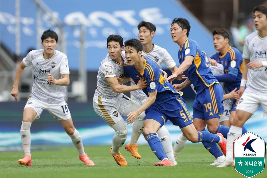 K리그1 1위 울산 HD와 2위 김천 상무가 6일 울산 문수축구경기장에서 맞붙는다. &#40;한국프로축구연맹 제공&#41;