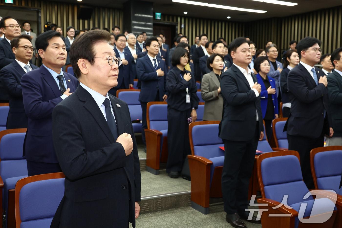 더불어민주당 이재명 대표를 비롯한 의원들이 4일 오전 서울 여의도 국회에서 열린 의원총회에서 국민의례를 하고 있다. 2024.10.4/뉴스1 ⓒ News1 김민지 기자