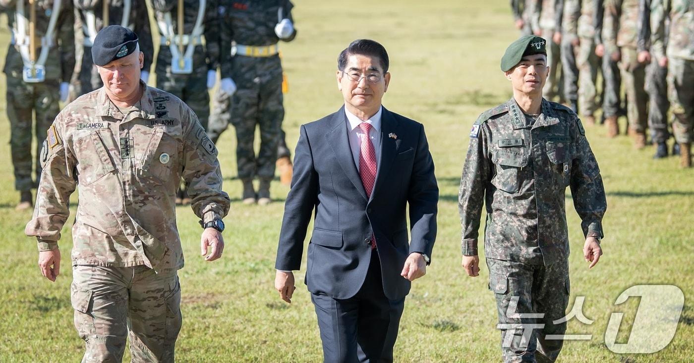 김용현 국방부 장관이 4일 취임 후 처음으로 경기 평택 한미연합군사령부를 방문, 의장 행사를 하고 있다. &#40;국방부 제공&#41; 2024.10.4/뉴스1