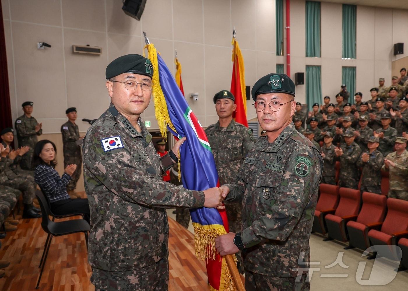 강호필&#40;56·육사 47&#41; 신임 지상작전사령관 겸 지상군구성군사령관이 4일 육군 지상작전사령부에서 열린 취임식에서 박안수 육군참모총장으로부터 부대기를 이양받고 있다.&#40;지작사 제공&#41; ⓒ News1 김평석 기자