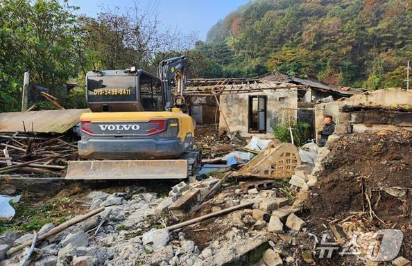 빈집 철거 공사.&#40;단양군 제공&#41;2024.10.5/뉴스1