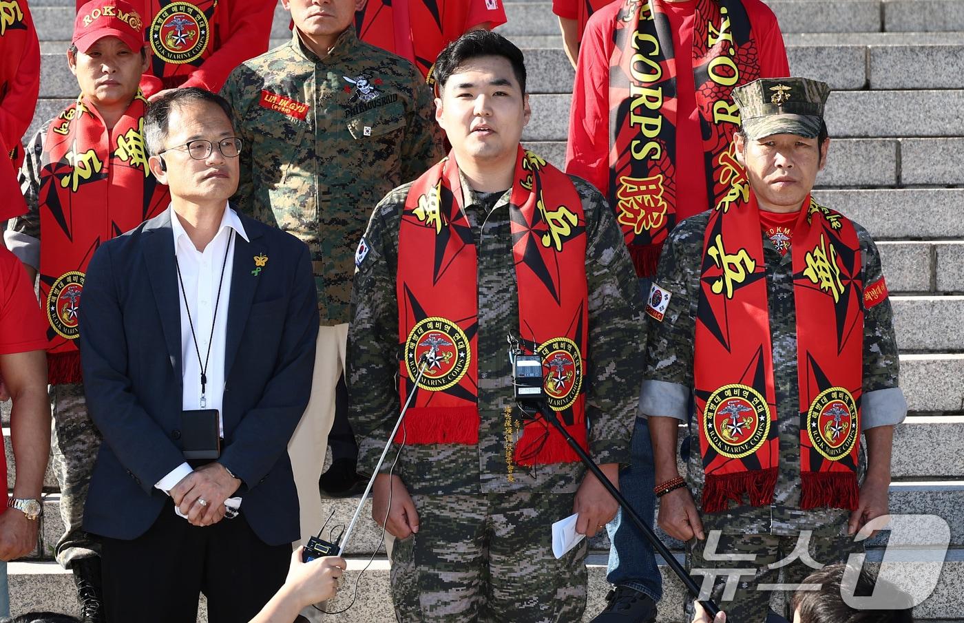 정원철 해병대예비역연대 회장이 4일 오후 서울 여의도 국회 앞 계단에서 채해병 특검법 재표결 부결에 대한 입장 발표를 하고 있다.2024.10.4/뉴스1 ⓒ News1 김민지 기자