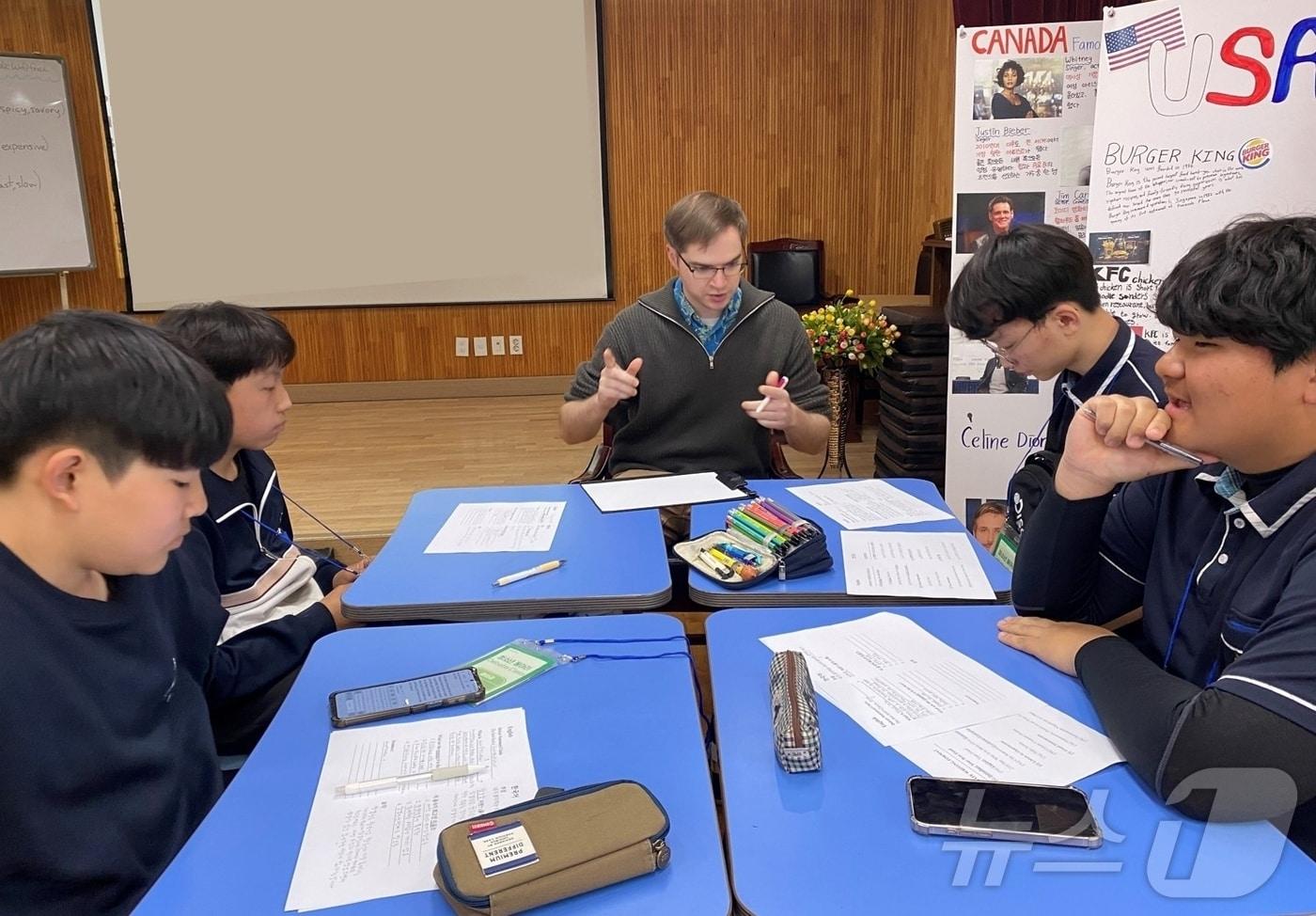 충북교육청 국제교육원은 도내 초·중·고 학생을 대상으로 영어로 토론하는 청소년 동아리를 운영한다.&#40;충북교육청 제공&#41;/뉴스1