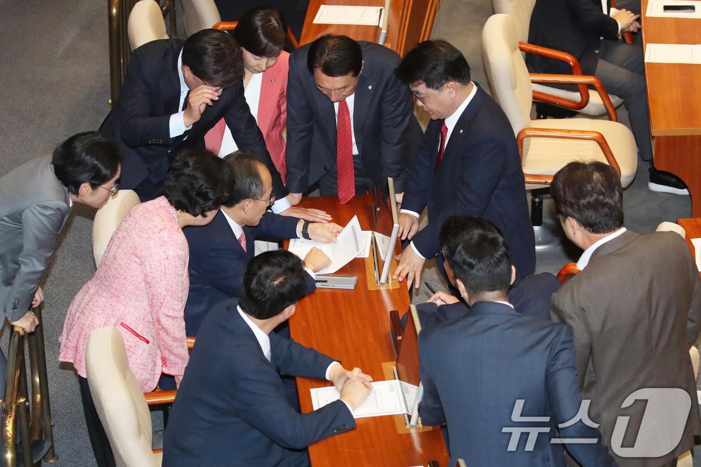 추경호 국민의힘 원내대표와 의원들이 4일 오후 서울 여의도 국회에서 열린 본회의에서 김건희·채해병 특검법, 지역화폐법안 재표결이 부결된후 논의하고 있다. 2024.10.4/뉴스1 ⓒ News1 이광호 기자