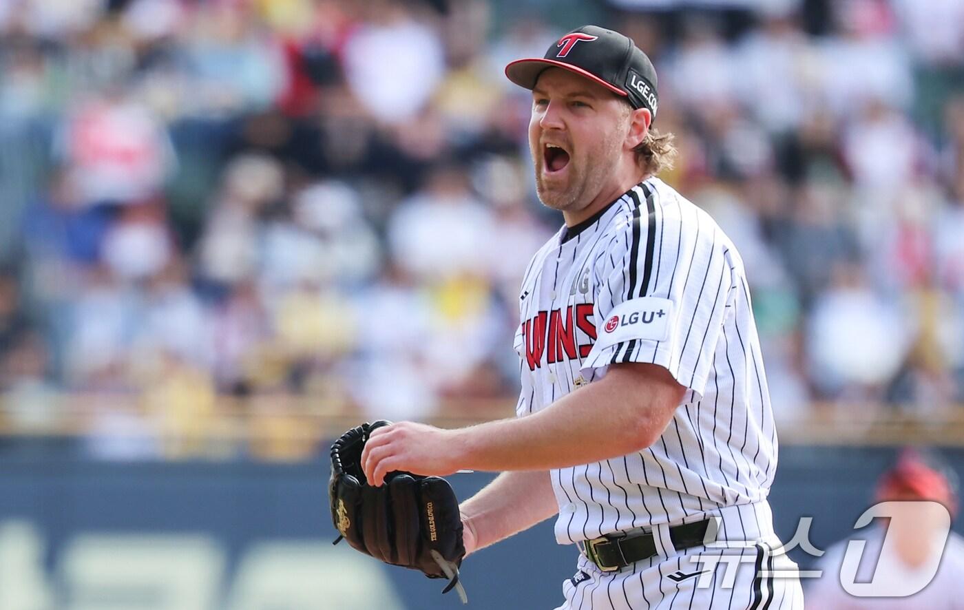 5일 오후 서울 송파구 잠실야구장에서 열린 프로야구 &#39;2024 신한 SOL 뱅크 KBO 포스트시즌&#39; 준플레이오프 1차전 kt 위즈와 LG 트윈스의 경기, LG 선발투수 엔스가 1회초를 무실점으로 마무리 한 뒤 기뻐하고 있다. 2024.10.5/뉴스1 ⓒ News1 김도우 기자