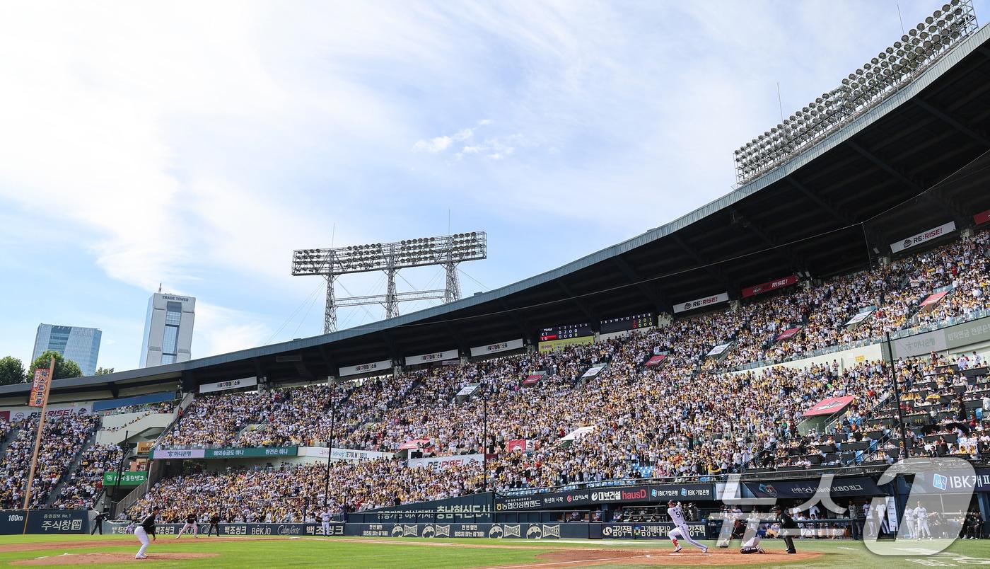 5일 오후 서울 송파구 잠실야구장에서 열린 프로야구 &#39;2024 신한 SOL 뱅크 KBO 포스트시즌&#39; 준플레이오프 1차전 kt 위즈와 LG 트윈스의 경기에서 관중들이 열띤 응원을 펼치고 있다. 2024.10.5/뉴스1 ⓒ News1 김도우 기자