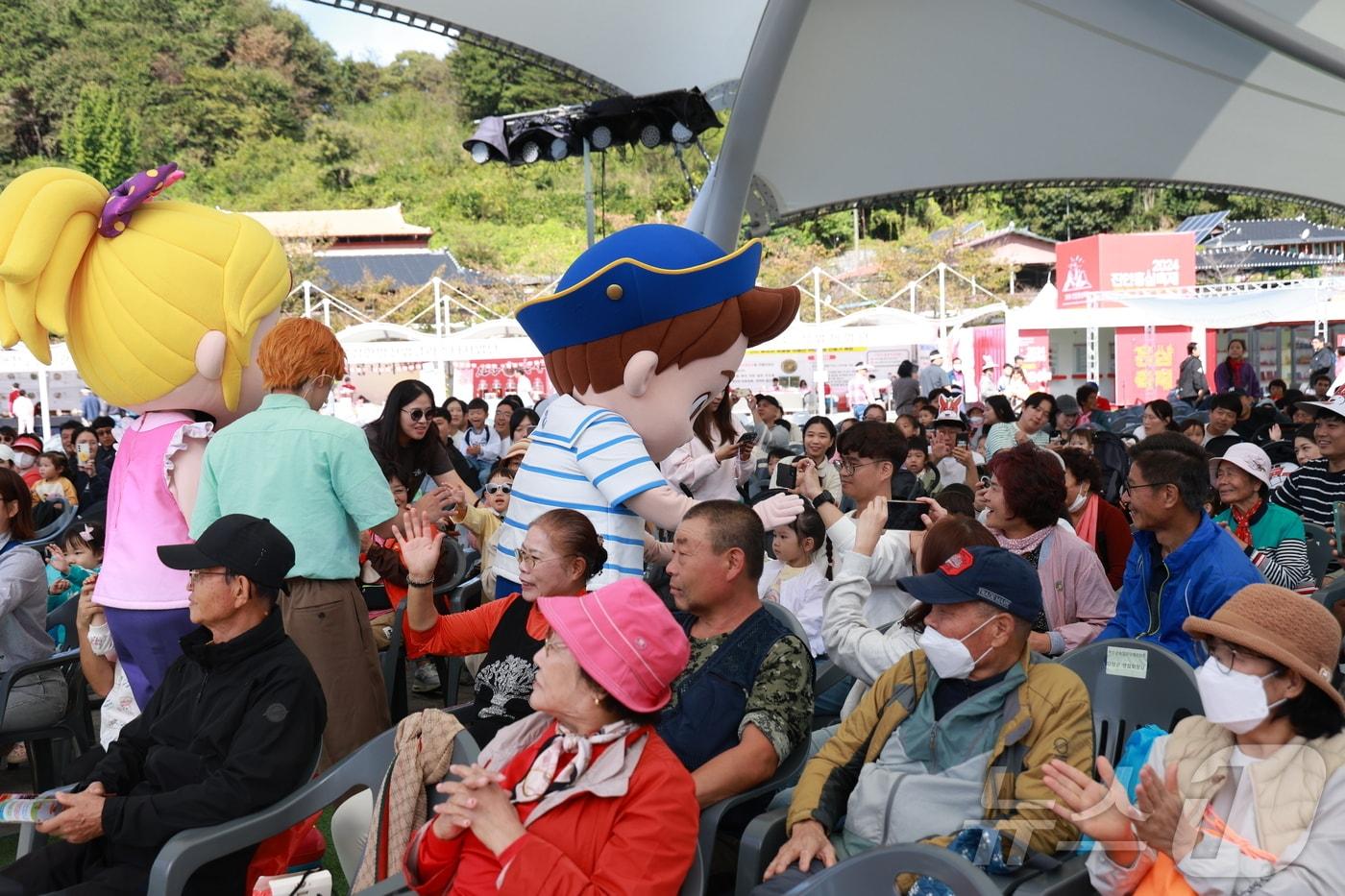 5일 전북자치도 진안군에서 홍삼축제가 열리고 있는 가운데 어린이들에게 인기가 높은 베베핀이 공연을 하고 있다.&#40;진안군제공&#41;2024.10.5/뉴스1 ⓒ News1 김동규 기자