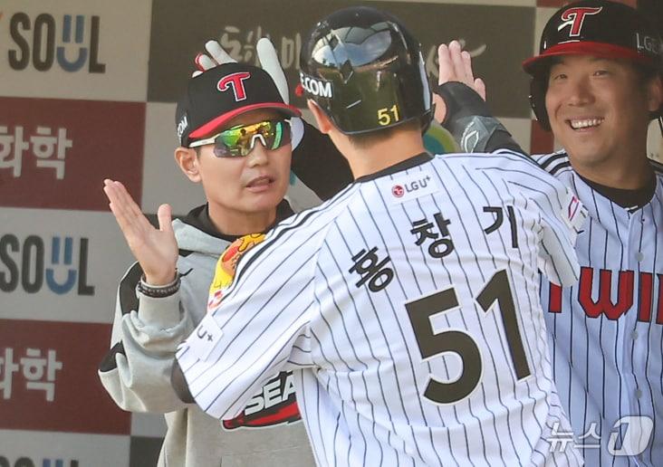 5일 오후 서울 송파구 잠실야구장에서 열린 프로야구 &#39;2024 신한 SOL 뱅크 KBO 포스트시즌&#39; 준플레이오프 1차전 kt 위즈와 LG 트윈스의 경기, 6회말 1사 1,3루 상황에서 LG 염경엽 감독이 상대 실책으로 득점에 성공한 3루주자 LG 홍창기를 기쁘게 맞이 하고 있다. 2024.10.5/뉴스1 ⓒ News1 김도우 기자