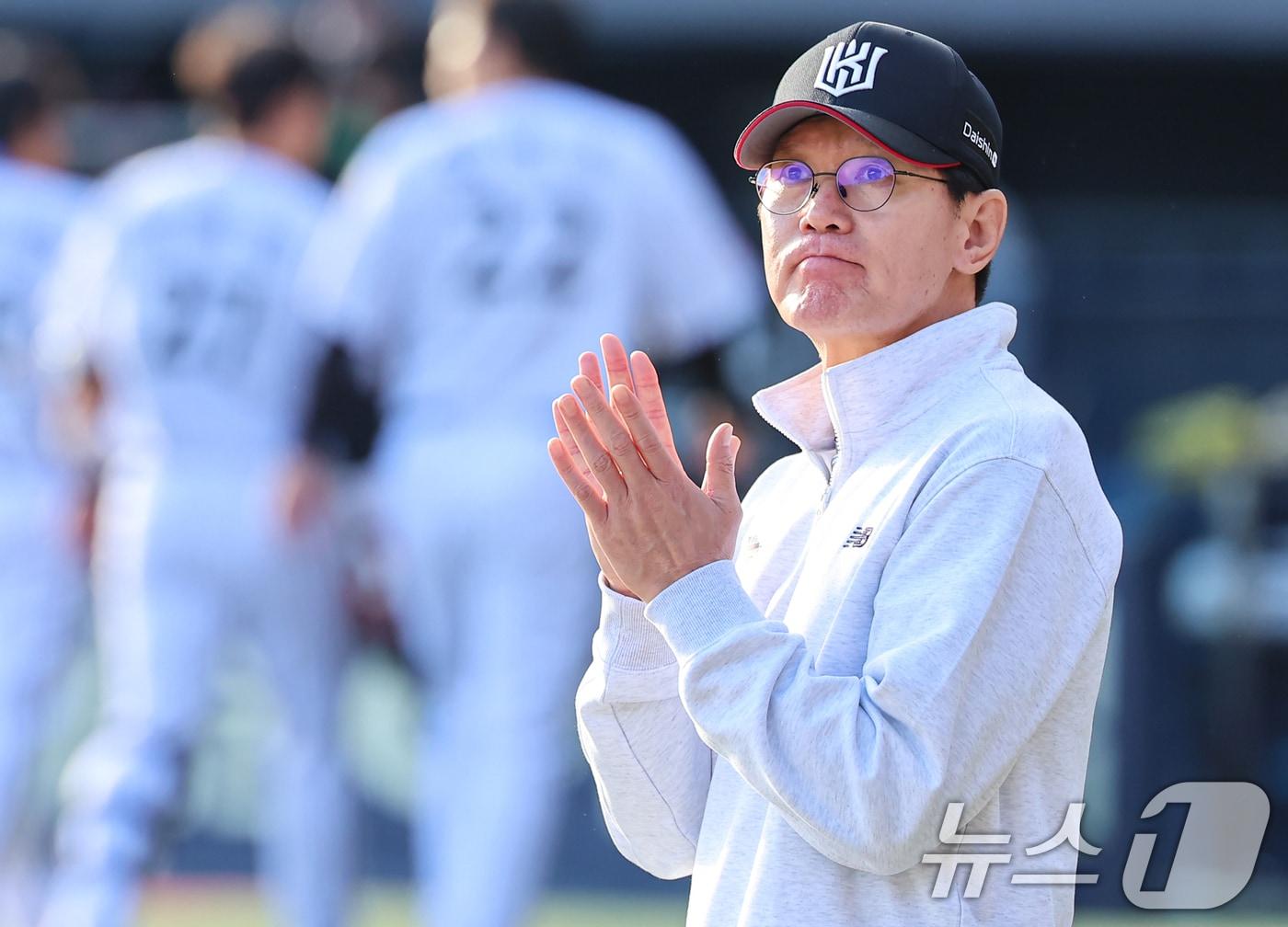 5일 오후 서울 송파구 잠실야구장에서 열린 프로야구 &#39;2024 신한 SOL 뱅크 KBO 포스트시즌&#39; 준플레이오프 1차전 kt 위즈와 LG 트윈스의 경기, kt 이강철 감독이 3대2 승리를 거두고 선수들을 격려하고 있다. 2024.10.5/뉴스1 ⓒ News1 김도우 기자