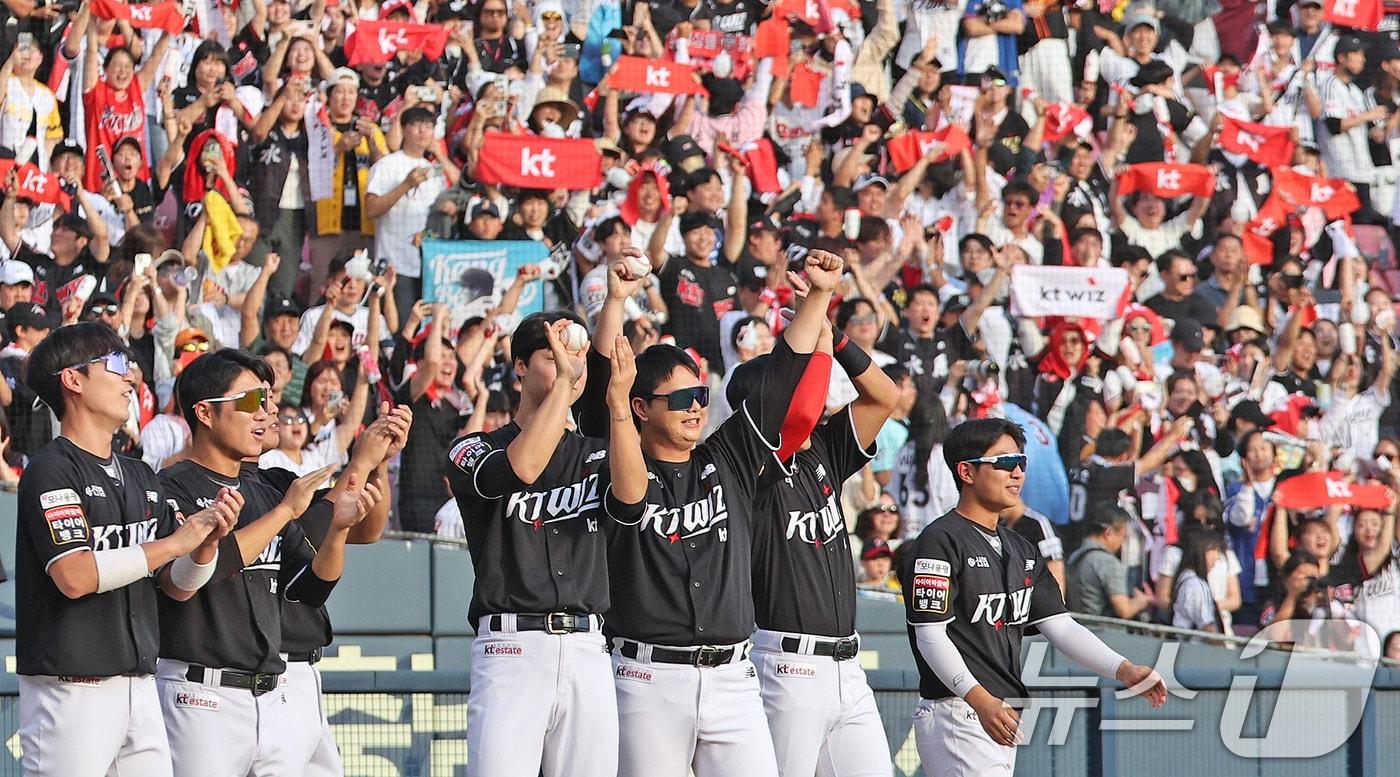 5일 오후 서울 송파구 잠실야구장에서 열린 프로야구 &#39;2024 신한 SOL 뱅크 KBO 포스트시즌&#39; 준플레이오프 1차전 kt 위즈와 LG 트윈스의 경기에서 3대2로 승리한 KT 선수들이 기뻐하고 있다. 2024.10.5/뉴스1 ⓒ News1 장수영 기자