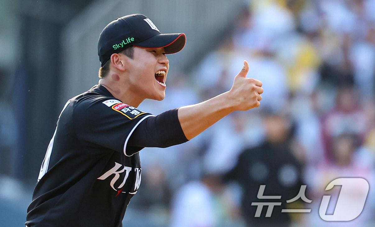 5일 오후 서울 송파구 잠실야구장에서 열린 프로야구 &#39;2024 신한 SOL 뱅크 KBO 포스트시즌&#39; 준플레이오프 1차전 kt 위즈와 LG 트윈스의 경기, kt 박영현이 9회말을 무실점으로 막고 포효하고 있다. 2024.10.5/뉴스1 ⓒ News1 김도우 기자