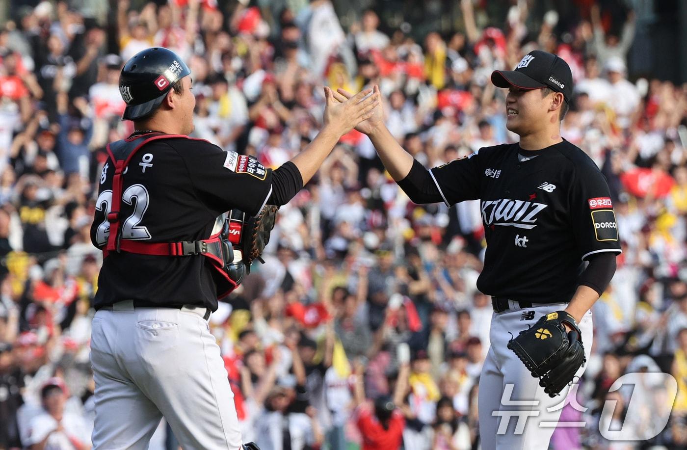 5일 오후 서울 송파구 잠실야구장에서 열린 프로야구 &#39;2024 신한 SOL 뱅크 KBO 포스트시즌&#39; 준플레이오프 1차전 kt 위즈와 LG 트윈스의 경기에서 3대2로 승리한 KT 선수들이 기뻐하고 있다. 2024.10.5/뉴스1 ⓒ News1 장수영 기자