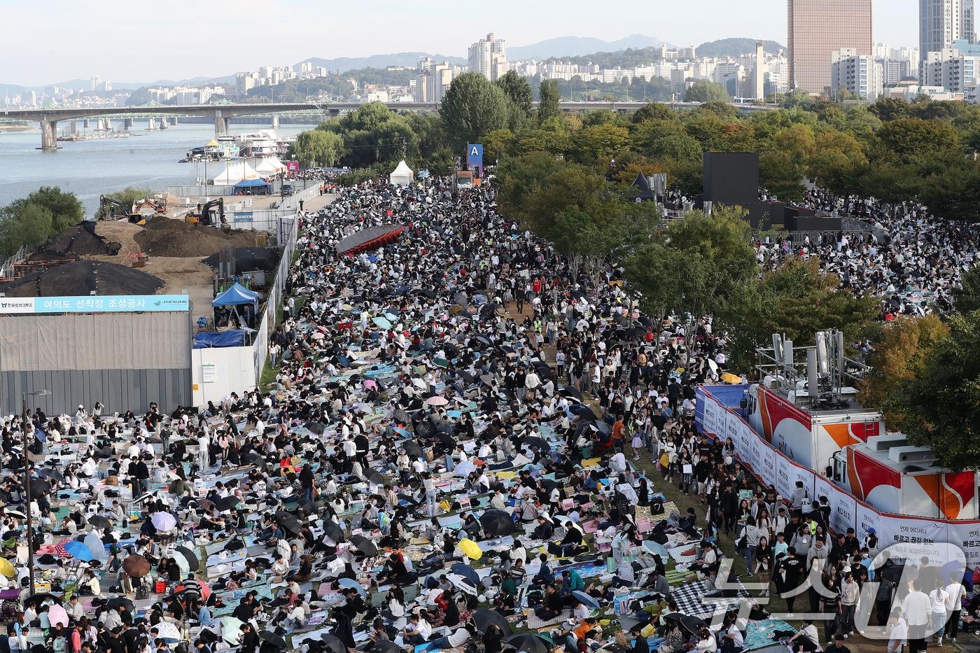 5일 서울세계불꽃축제가 열린  서울 여의도한강공원이 인파로 붐비는 모습. ⓒ News1 박세연 기자