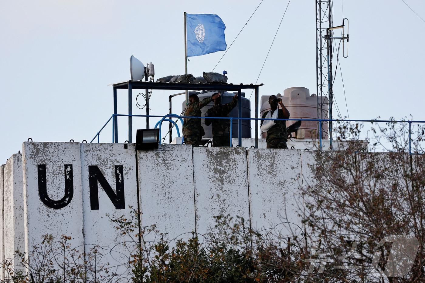 레바논 남부 마르와힌 마을의 감시탑 옥상에서 유엔평화유지군&#40;UNIFIL&#41; 관계자들이 레바논과-이스라엘 국경을 바라보고 있다. 2023.10.12/ ⓒ 로이터=뉴스1 ⓒ News1 권진영 기자