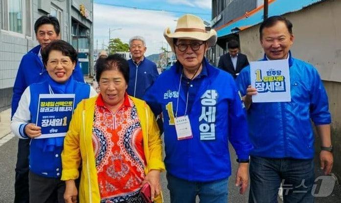 박지원 더불어민주당 의원이 5일 전남 영광 염산면을 찾아 장세일 영광군수 후보 유세활동을 벌이고 있다.2024.10.5./뉴스1