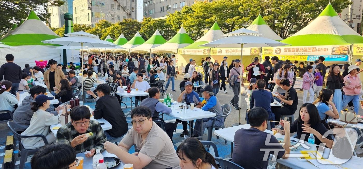 5일 구미시청앞 복개천 송정맛길에서 열린 구미푸드페스티벌장에 마련된 식탁에서 방문객들이 음식을 먹으며 축제를 즐기고 있다. 2024.10.5/뉴스1 ⓒ News1 정우용 기자