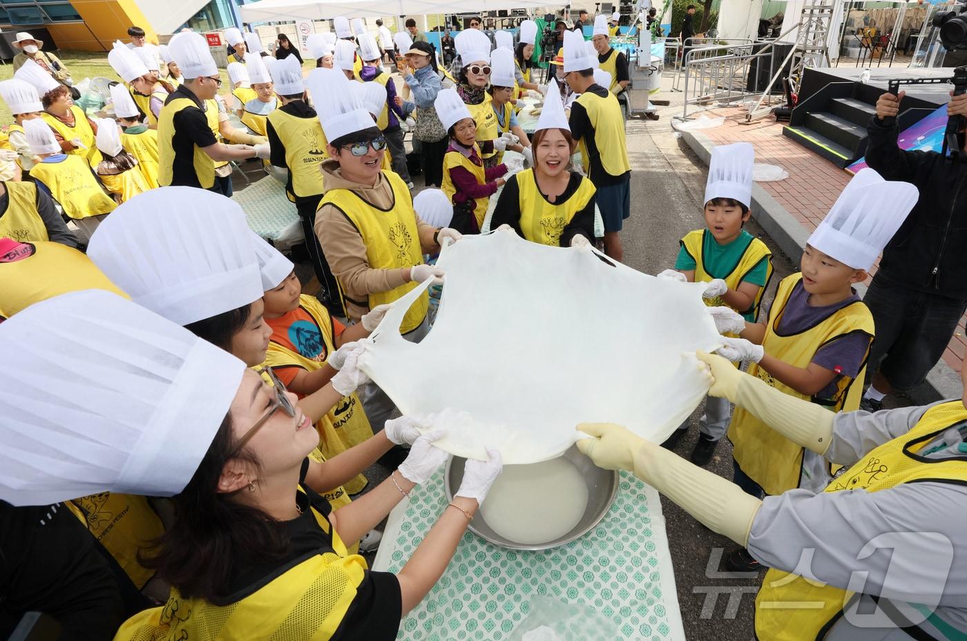 5일 전북자치도 임실군에서 치즈축제가 열리고 있는 가운데 관광객들이 치즈를 늘리는 체험을 하고 있다.&#40;임실군제공&#41;2024.10.5/뉴스1 ⓒ News1 김동규 기자