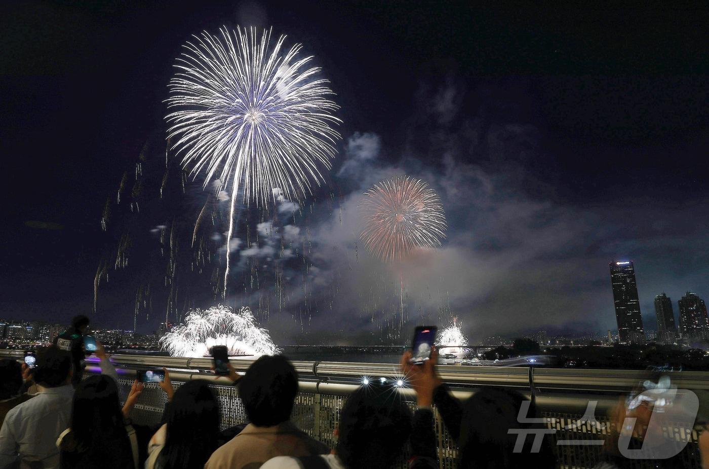 서울세계불꽃축제가 열린 5일 서울 여의도한강공원에서 아름다운 불꽃이 가을 하늘을 수놓고 있다. 2024.10.5/뉴스1 ⓒ News1 박세연 기자