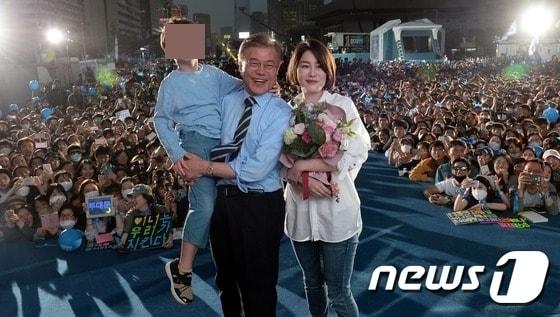 문재인 더불어민주당 대선후보가 2017년 5월 8일 오후 서울 광화문광장에서 진행된 제19대 대통령 선거 마지막 유세에서 딸 문다혜 씨와 손자로부터 카네이션을 선물받고 기념촬영을 하고 있다./뉴스1 ⓒ News1 DB