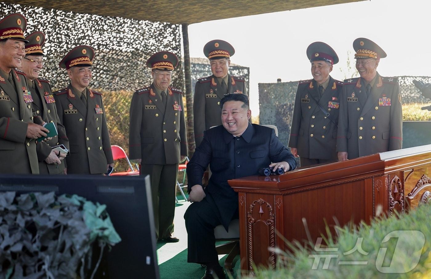 노동당 기관지 노동신문은 6일 &#34;경애하는 김정은 동지께서 조선인민군 핵심 병종의 현역지휘관 진출을 앞둔 오진우명칭 포병종합군관학교 제75기 졸업생들의 포실탄 사격훈련을 지도하시였다＂라고 보도했다. [국내에서만 사용가능. 재배포 금지. DB 금지. For Use Only in the Republic of Korea. Redistribution Prohibited] rodongphoto@news1.kr