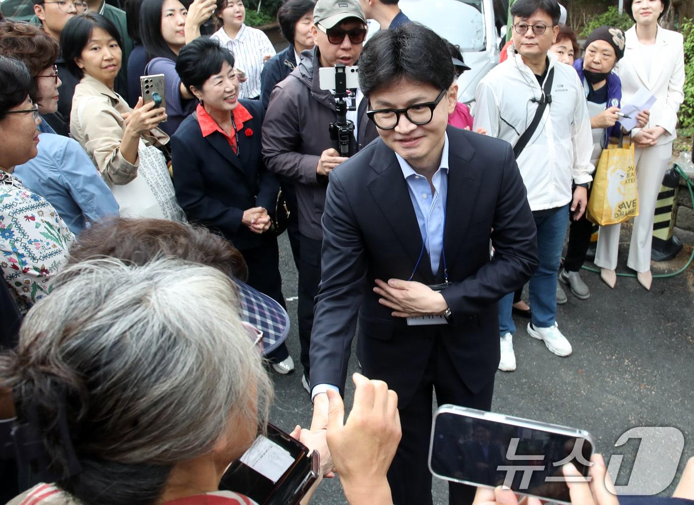 한동훈 국민의힘 대표가 6일 오전 부산 금정구 남산성당 앞에서 윤일현 금정구청장 후보 지지를 호소하고 있다. 2024.10.6/뉴스1 ⓒ News1 윤일지 기자