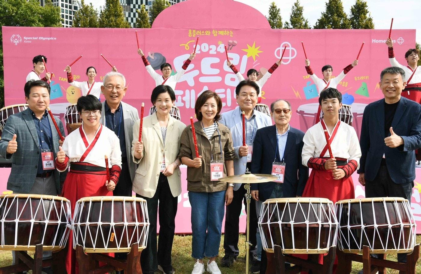  지난 5일 서울 성수동 서울숲에서 열린 &#39;홈플러스와 함께하는 2024 두드림 페스티벌&#39;에서 발달장애인 타악기팀 &#39;아리아난타&#39;와 주요 인사들이 기념 촬영을 하고 있다&#40;홈플러스 제공&#41;. 