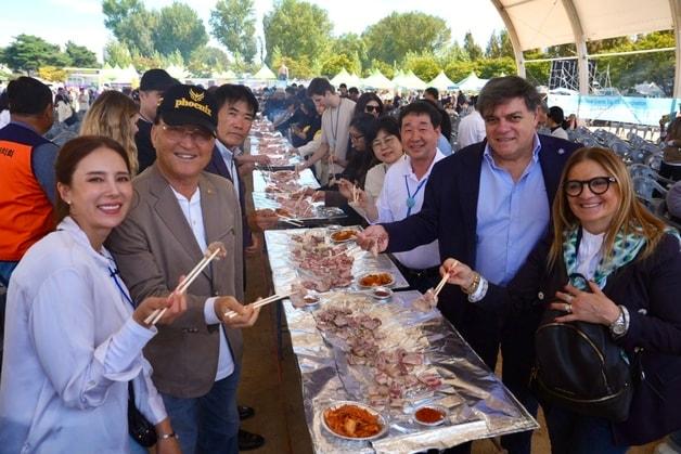 증평인삼골축제 찾은 와국인들.&#40;증평군 제공&#41;/뉴스1